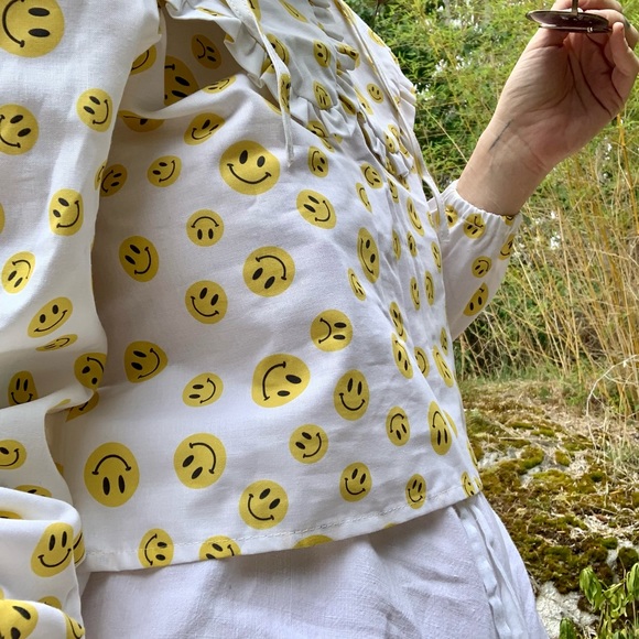 NWT Mia Layzell smiley face puff sleeve blouse - Picture 2 of 2